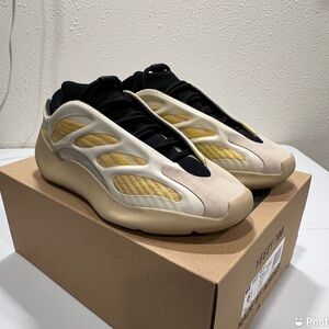 SIZE 6.5 ( 7.5 WOMENS ) ADIDAS YEEZY 700 V3 SAFFLOWER